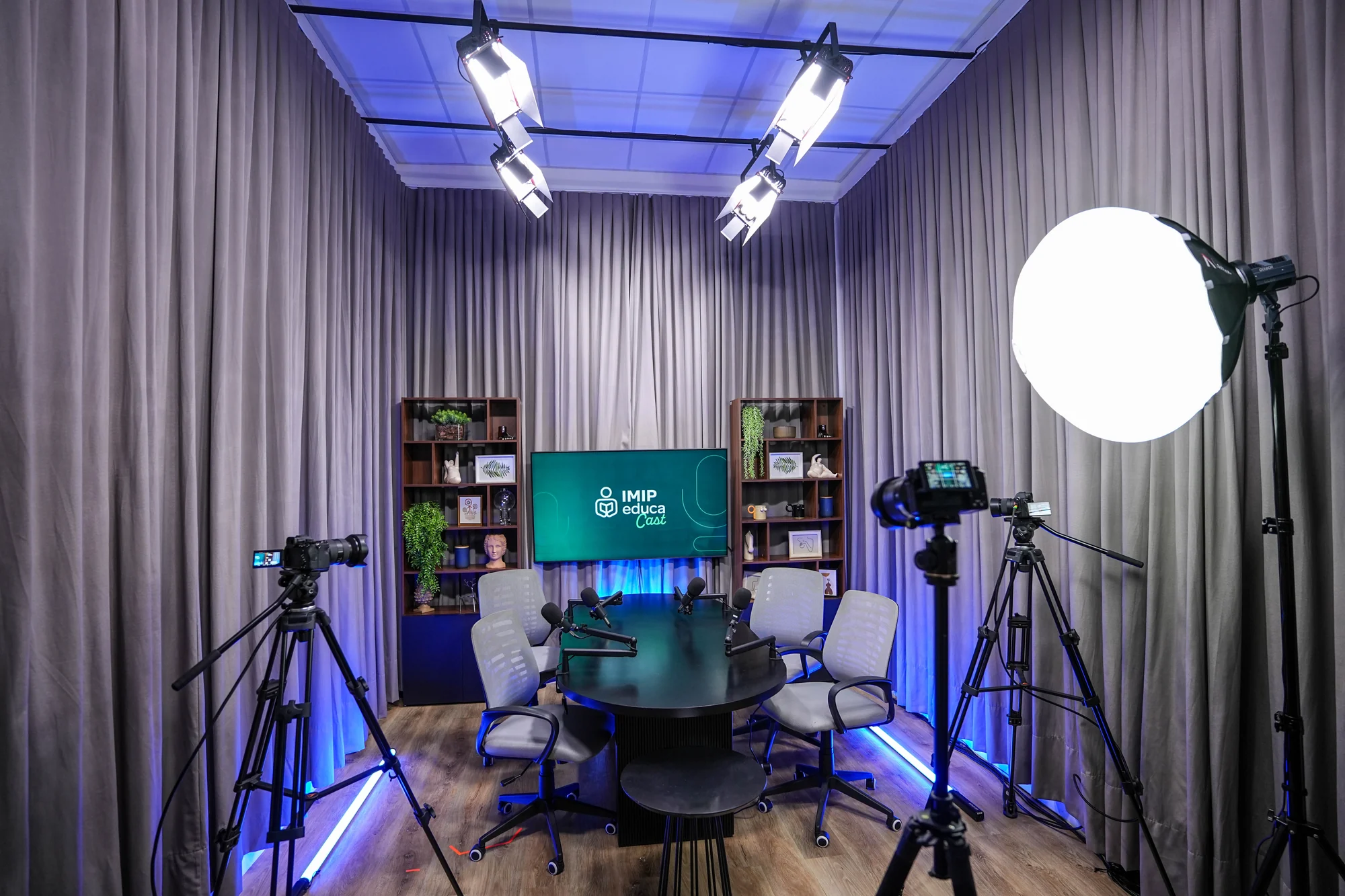 Vista do IMIP Estúdio com câmeras, iluminação e mesa de videocast